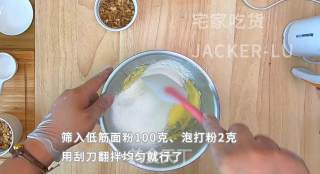 经典美式软心小甜饼，配方简单，馅料丰富，牛奶里泡一泡后，口感如蛋糕般松软香甜。的做法步骤：5