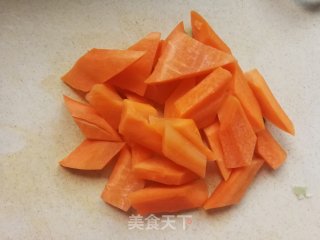 胡萝卜豌豆咖喱鸡排的做法步骤：1