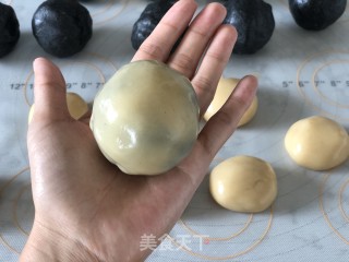 广式月饼（黑芝麻）的做法步骤：10