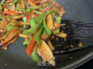 快手菜：尖椒炒鸡腿菇的做法步骤：3