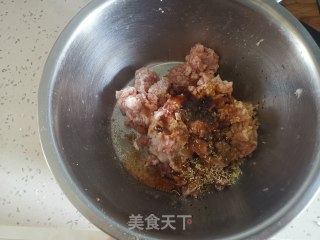 猪肉芹菜馅饺子的做法步骤：2