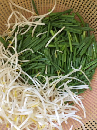 韭菜苔炒绿豆芽的做法步骤：1