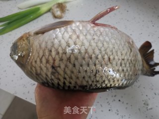 干烧大鲤鱼的做法步骤：1