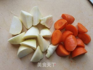 胡萝卜茭白炒排骨的做法步骤：2