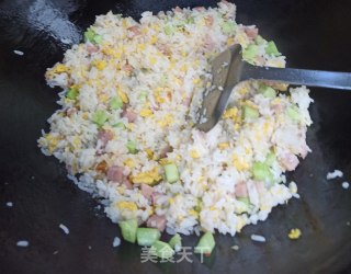 黄瓜火腿丁鸡蛋炒饭的做法步骤：7