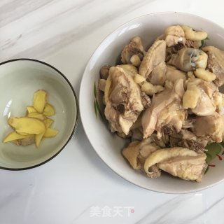 香菇板栗烧鸡腿的做法步骤：1