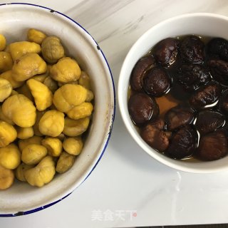 香菇板栗烧鸡腿的做法步骤：2