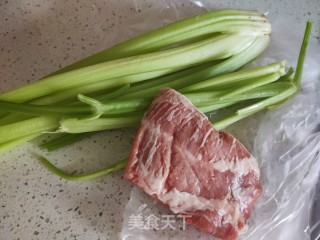 肉片炒芹菜的做法步骤：1