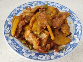 五花肉炖土豆片的做法步骤：5