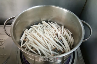 蟹味菇烧豆腐的做法步骤：4