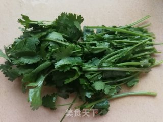 娃娃菜香菜煮火锅丸子的做法步骤：2