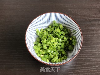 迷你葱香花卷的做法步骤：2