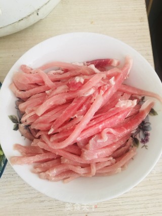 香芹杏鲍菇炒肉丝的做法步骤：2