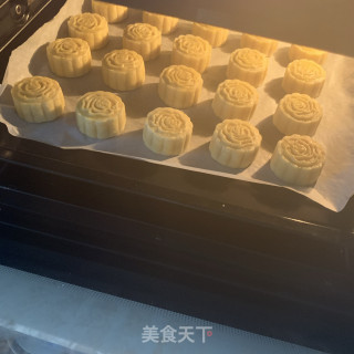 流心奶黄月饼的做法步骤：22