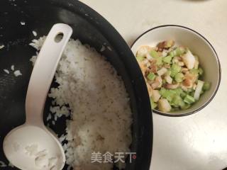 虾仁芹菜炒饭的做法步骤：2