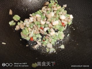 虾仁芹菜炒饭的做法步骤：3