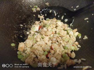 虾仁芹菜炒饭的做法步骤：4