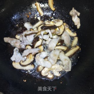 香菇肉片炒茭白的做法步骤：7