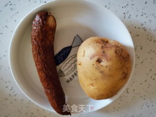 孜然土豆炒香肠的做法步骤：1