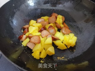 孜然土豆炒香肠的做法步骤：8