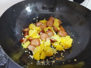 孜然土豆炒香肠的做法步骤：9