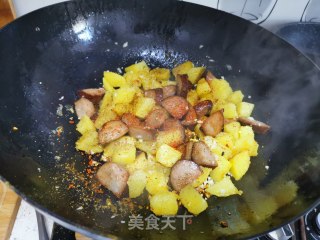 孜然土豆炒香肠的做法步骤：11