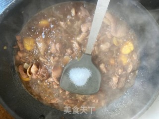 家庭简易版板栗烧鸡，简单易上手，口感色泽红亮板栗香甜鸡肉鲜滑的做法步骤：10