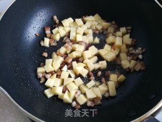 五花肉烧茄子土豆的做法步骤：4