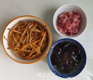 黄花菜木耳炒肉丝的做法步骤：2