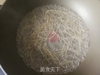 菠菜粉条丸子汤的做法步骤：7