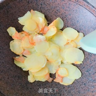 腊肉炒土豆片的做法步骤：5