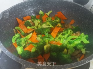 肉炒西兰花的做法步骤：6