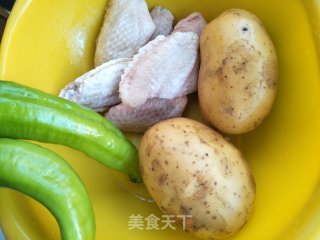 鸡翅炖土豆的做法步骤：1