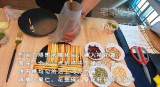 Pocky巧克力饼干条，甜蜜巧克力外衣，裹上香脆果仁，满满奶香的饼干棒，入口嘎嘣脆。的做法步骤：9