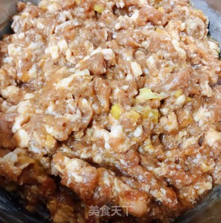 酸辣芹菜鲜肉馄饨的做法步骤：1