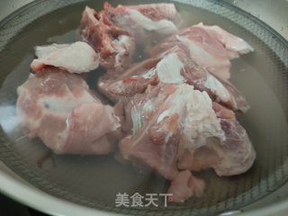 “炖菜”玉米大骨汤的做法步骤：3