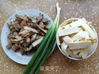 豆干炒卤肉的做法步骤：1