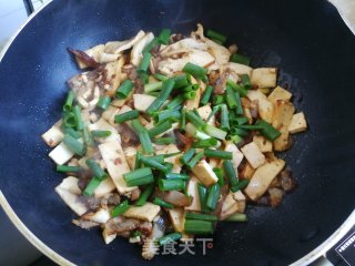 豆干炒卤肉的做法步骤：4