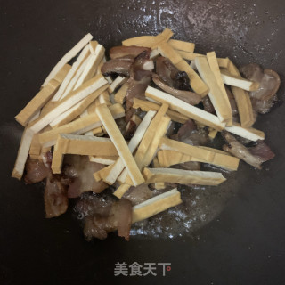 香干炒腊肉的做法步骤：6