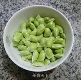 儿子爱吃的粽子~~~~~~毛豆麻辣香肠糯米粽的做法步骤：2