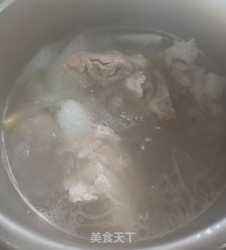 雪菜肉丝盖骨汤面的做法步骤：1