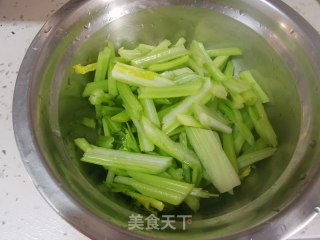 芹菜炒土豆丝的做法步骤：1