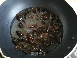 木耳白菜炒肉片的做法步骤：4