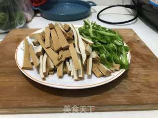 青椒豆干炒肉丝的做法步骤：1