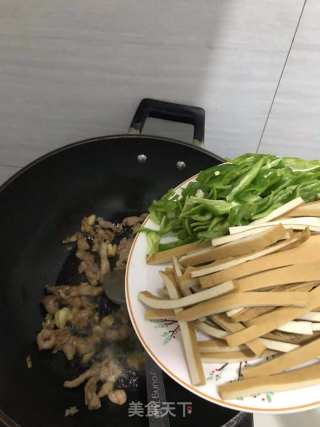 青椒豆干炒肉丝的做法步骤：5