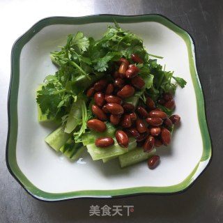 香菜花生米拌黄瓜的做法步骤：4