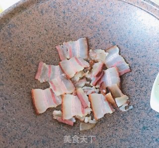 腊肉炒洋葱的做法步骤：2