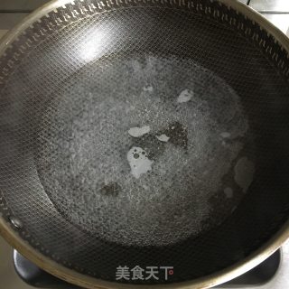 木耳西兰花炒肉的做法步骤：1