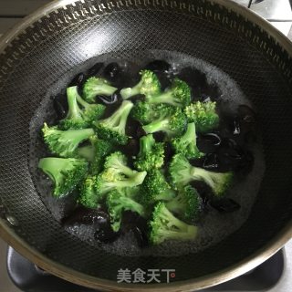 木耳西兰花炒肉的做法步骤：3