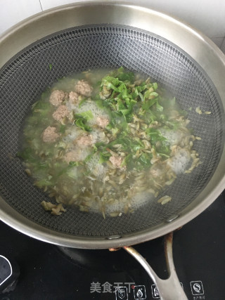 “快手汤”牛肉丸槐花汤的做法步骤：6